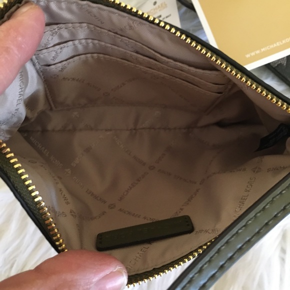 Final sale ✨Michael Kors Fulton large wristlet - Picture 7 of 8